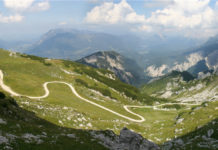 Cesta v horách nad Garmisch-Partenkirchenem