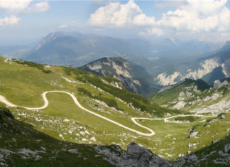 Cesta v horách nad Garmisch-Partenkirchenem