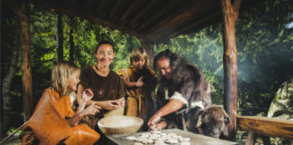 Momentka z archeologického parku Ötzi Dorf - výroba pečiva v pravěku