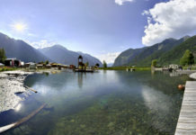 Pohled na jezero Umhausen za letního dne