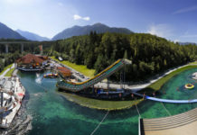 Panoramatický pohled na outdoorový park Area 47 v údolí Ötztal