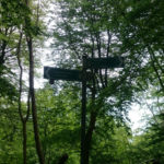Rozcestník na Koenigsstuhl, do Sassnitz je to odtud 8 kilometrů