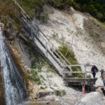 Schody na pláž u potoka Kieler Bach, který padá do moře malým vodopádem
