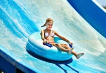 Aquapark Aquasplash v Lignanu Dítě na tobogánu v aquaparku