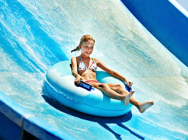 Dítě na tobogánu v aquaparku