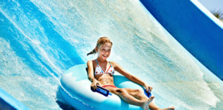 Aquapark Aquasplash v Lignanu Dítě na tobogánu v aquaparku