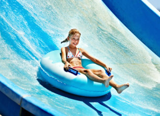 Aquapark Aquasplash v Lignanu Dítě na tobogánu v aquaparku