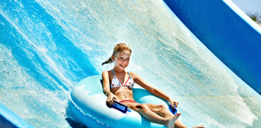 Aquapark Aquasplash v Lignanu Dítě na tobogánu v aquaparku