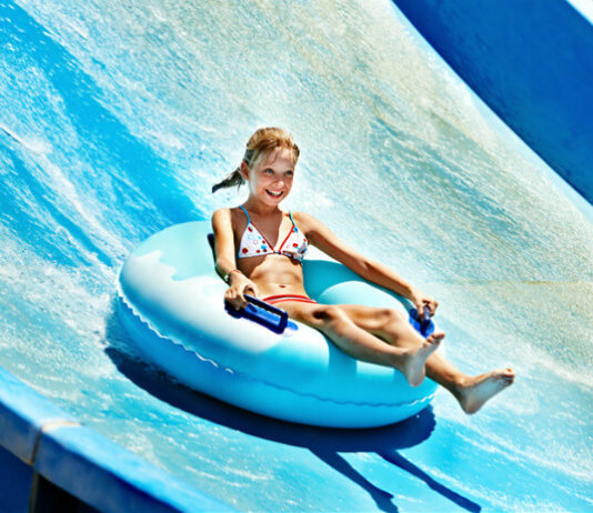 Dítě na tobogánu v aquaparku