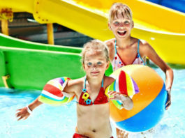 Děti dovádějí v aquaparku
