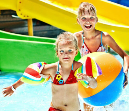 Děti dovádějí v aquaparku