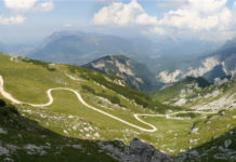 Turististické stezky v okolí Ga-Pa Cesta v horách nad Garmisch-Partenkirchenem