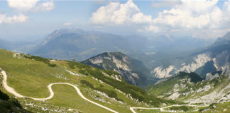 Turististické stezky v okolí Ga-Pa Cesta v horách nad Garmisch-Partenkirchenem