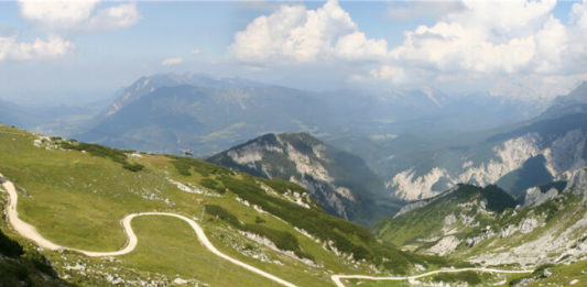 Turististické stezky v okolí Ga-Pa Cesta v horách nad Garmisch-Partenkirchenem