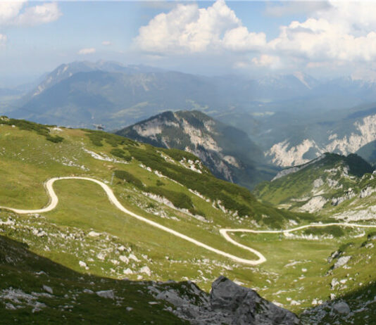 Cesta v horách nad Garmisch-Partenkirchenem