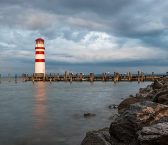 Maják v Podersdorfu u jezera Neusiedler