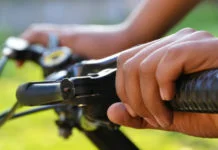Merano – Bolzano po jablečné cyklostezce Detail rukou na řidítkách kola