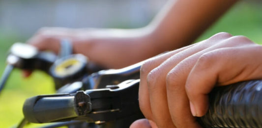 Merano – Bolzano po jablečné cyklostezce Detail rukou na řidítkách kola