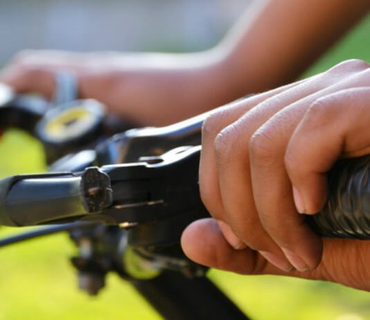 Merano – Bolzano po jablečné cyklostezce Detail rukou na řidítkách kola