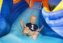 Dítě na nafukovací atrakci