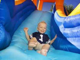 Skákací centrum I Gommosi Dítě na nafukovací atrakci