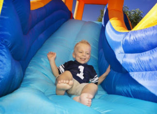 Skákací centrum I Gommosi Dítě na nafukovací atrakci