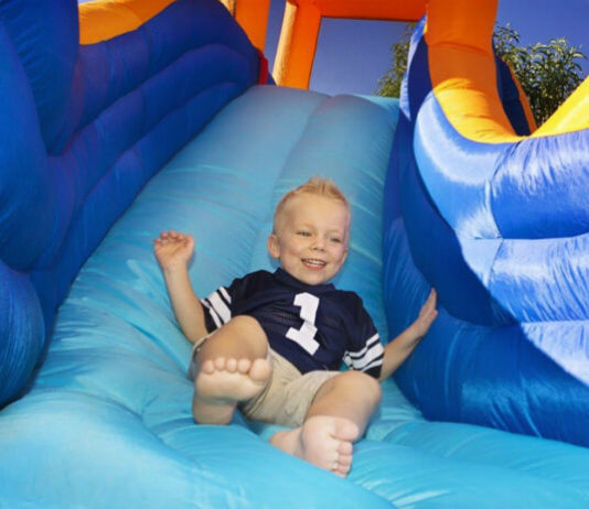 Skákací centrum I Gommosi Dítě na nafukovací atrakci