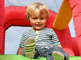 Dítě na skákacím hradě