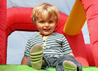 Skákací centrum Gomma Magica Dítě na skákacím hradě