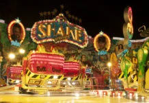 Lunapark Caorle Osvětlený lunapark v noci