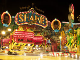 Osvětlený lunapark v noci