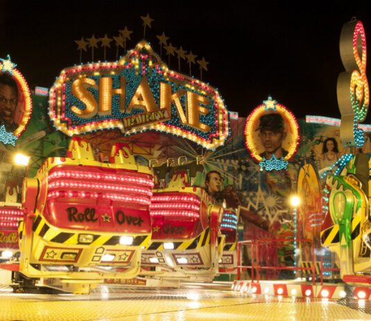 Osvětlený lunapark v noci