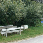 Cyklisté můžou využít posezení u silnice