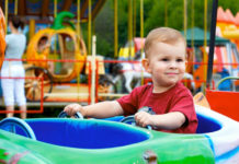 Dítě na zábavní atrakci