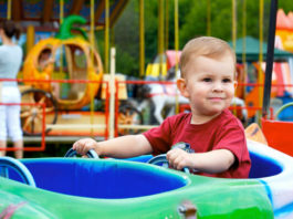 Dítě na zábavní atrakci