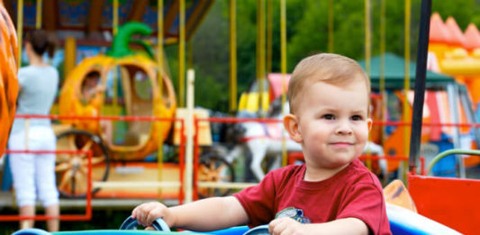 Dítě na zábavní atrakci