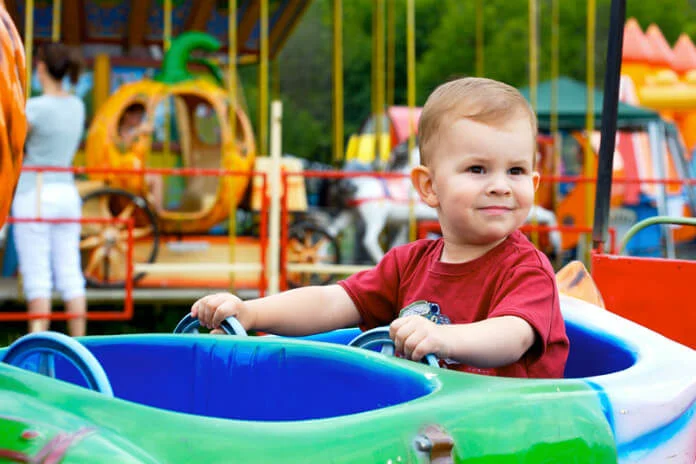Dítě na zábavní atrakci Dítě na zábavní atrakci