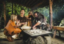 Momentka z archeologického parku Ötzi Dorf - výroba pečiva v pravěku