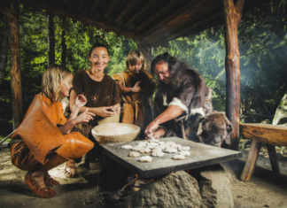 Momentka z archeologického parku Ötzi Dorf - výroba pečiva v pravěku