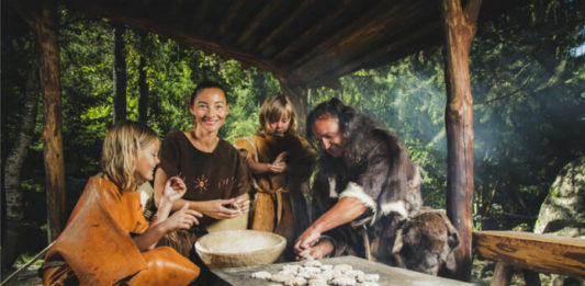 Ötzi Dorf – poznejte život pračlověka Ötziho Momentka z archeologického parku Ötzi Dorf - výroba pečiva v pravěku