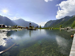 Jezero Umhausen Pohled na jezero Umhausen za letního dne
