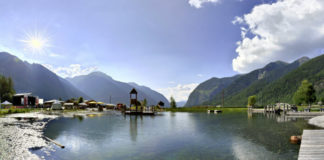 Jezero Umhausen Pohled na jezero Umhausen za letního dne