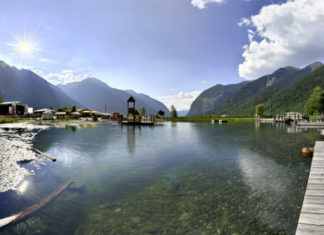 Jezero Umhausen Pohled na jezero Umhausen za letního dne