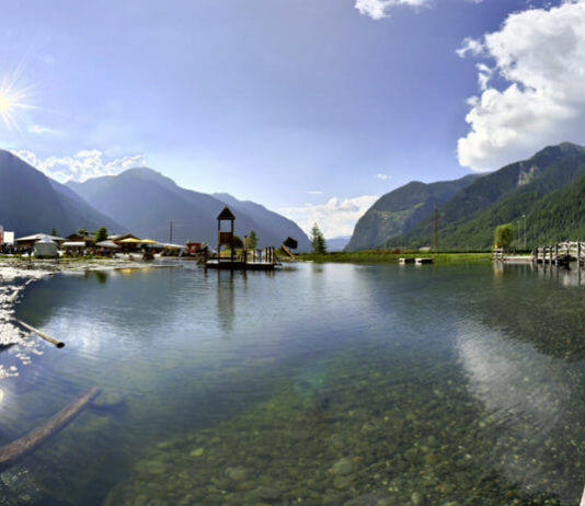 Jezero Umhausen Pohled na jezero Umhausen za letního dne