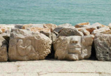 Živá skála – umění pod širým nebem Sochy vytvořené umělci na setkání sochařů Živá skála v Caorle