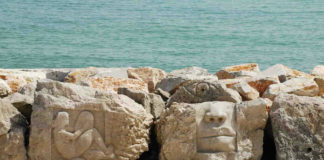 Sochy vytvořené umělci na setkání sochařů Živá skála v Caorle