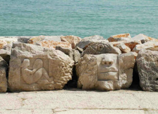 Sochy vytvořené umělci na setkání sochařů Živá skála v Caorle