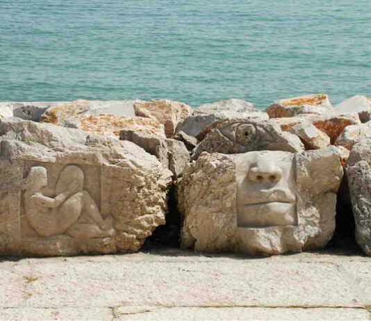 Živá skála – umění pod širým nebem Sochy vytvořené umělci na setkání sochařů Živá skála v Caorle