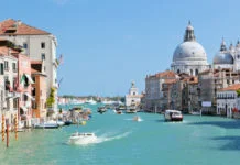 Výlet lodí do Benátek a okolí Caorle Pohled na kanál v Benátkách