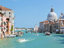 Výlet lodí do Benátek a okolí Caorle Pohled na kanál v Benátkách